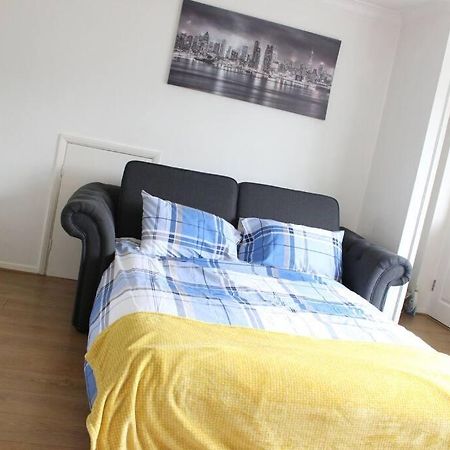 Private & Comfortable 2 Bedroom Home Away From Home Stanwell Kültér fotó