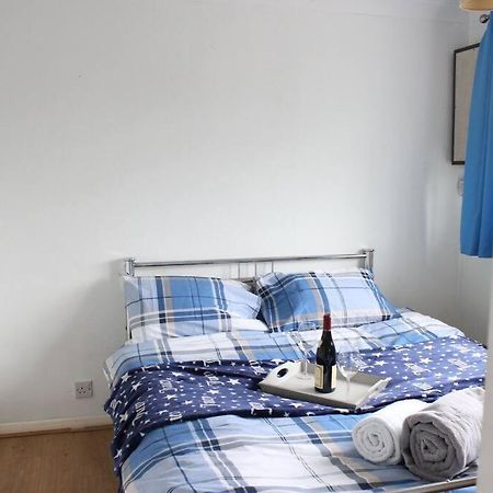 Private & Comfortable 2 Bedroom Home Away From Home Stanwell Kültér fotó