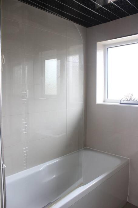 Private & Comfortable 2 Bedroom Home Away From Home Stanwell Kültér fotó