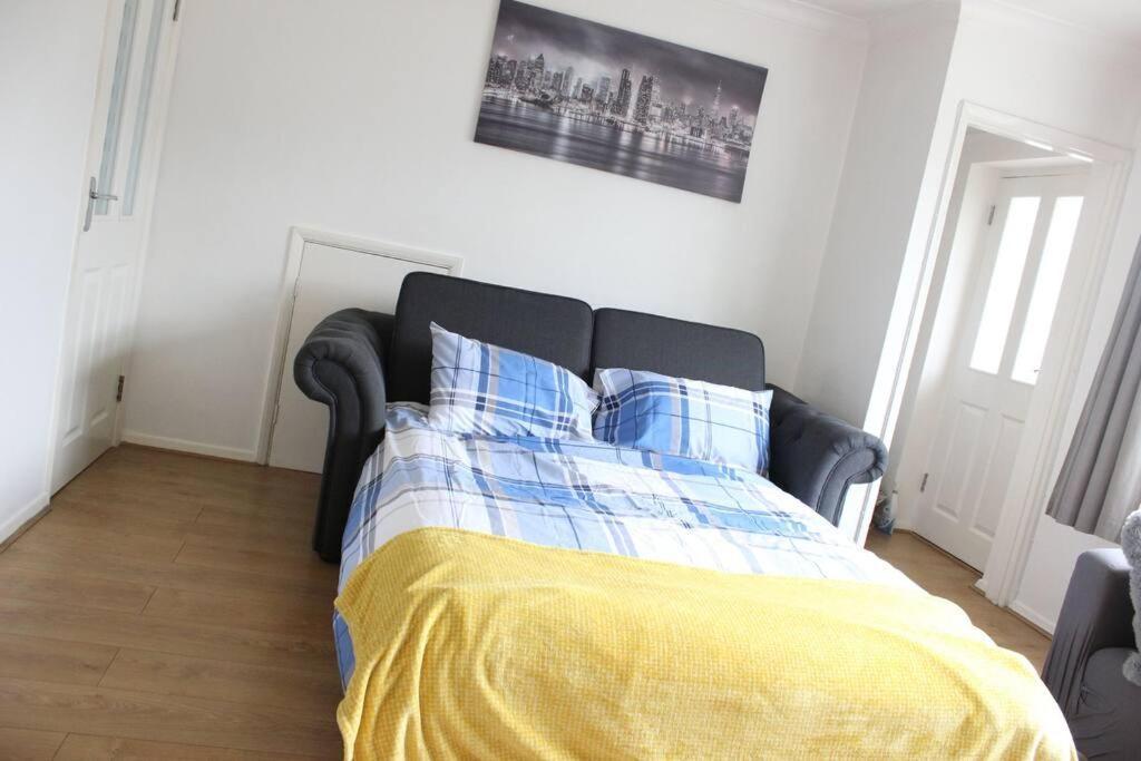Private & Comfortable 2 Bedroom Home Away From Home Stanwell Kültér fotó