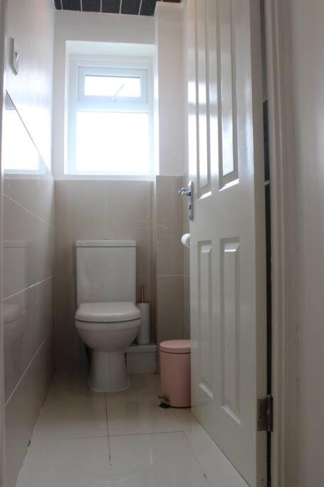 Private & Comfortable 2 Bedroom Home Away From Home Stanwell Kültér fotó