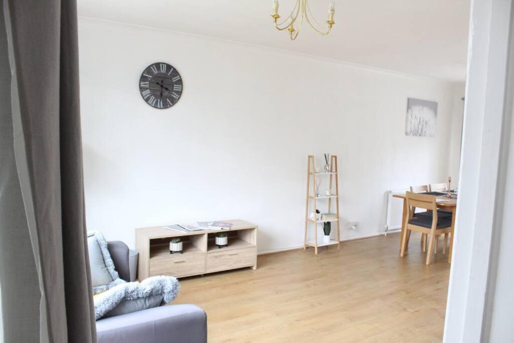 Private & Comfortable 2 Bedroom Home Away From Home Stanwell Kültér fotó