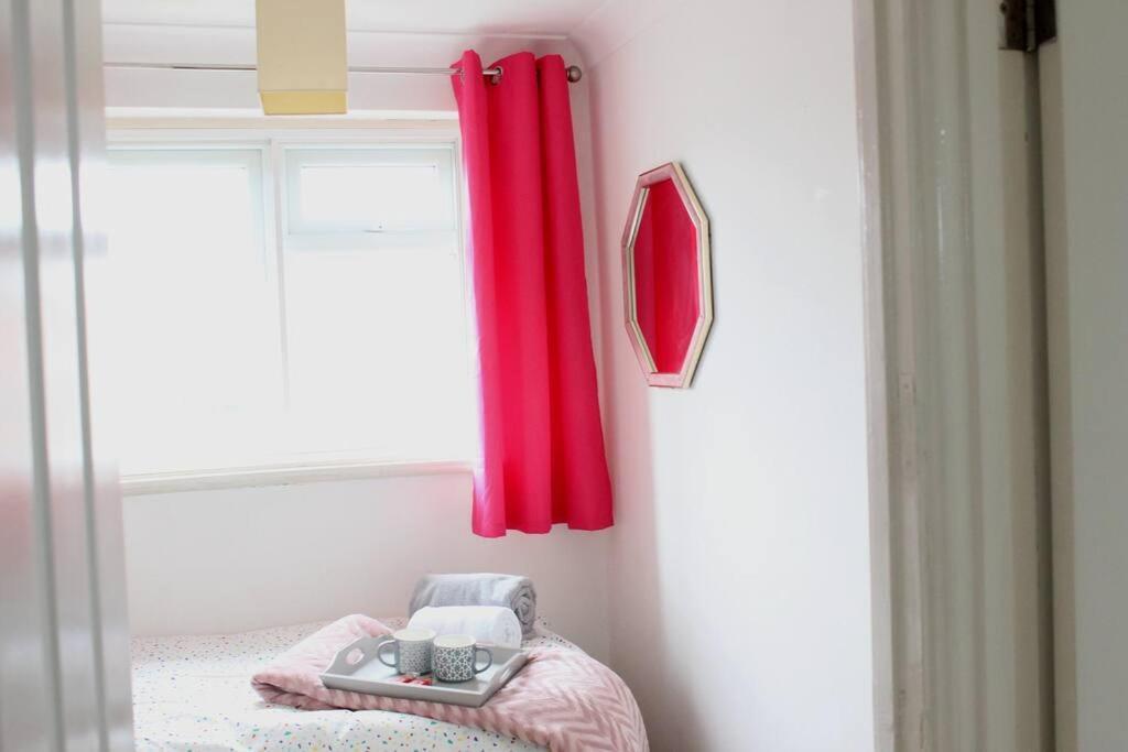 Private & Comfortable 2 Bedroom Home Away From Home Stanwell Kültér fotó