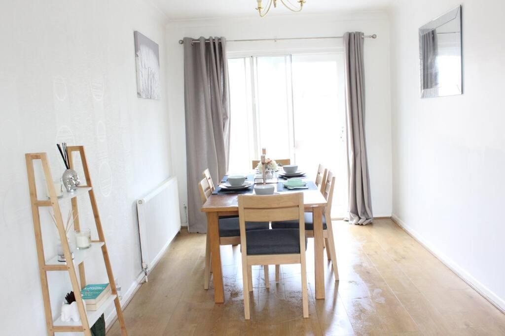Private & Comfortable 2 Bedroom Home Away From Home Stanwell Kültér fotó