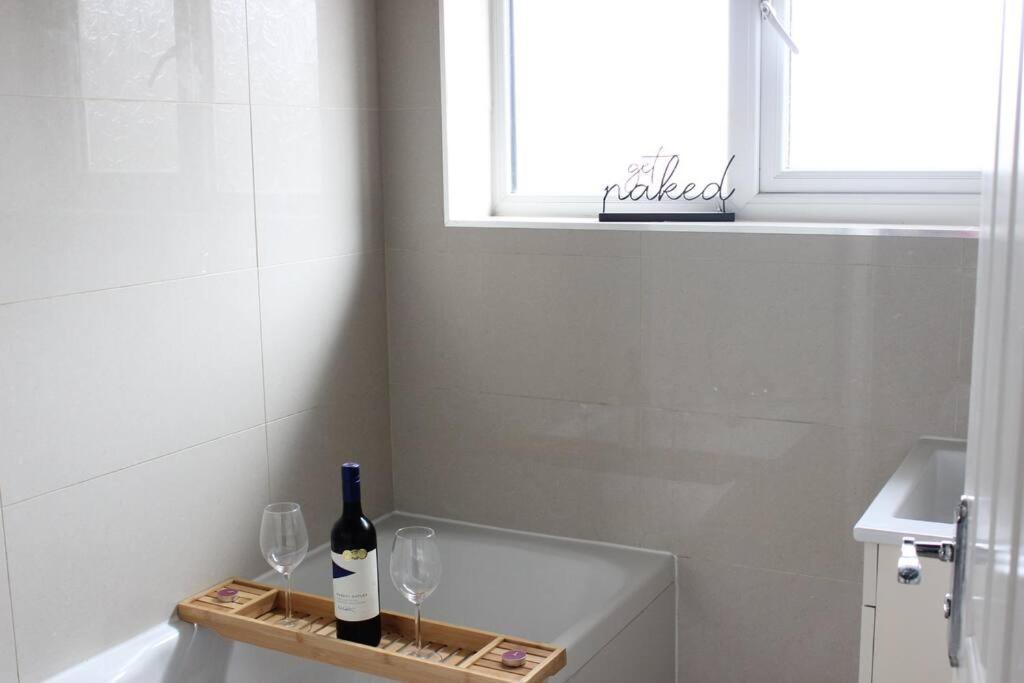 Private & Comfortable 2 Bedroom Home Away From Home Stanwell Kültér fotó