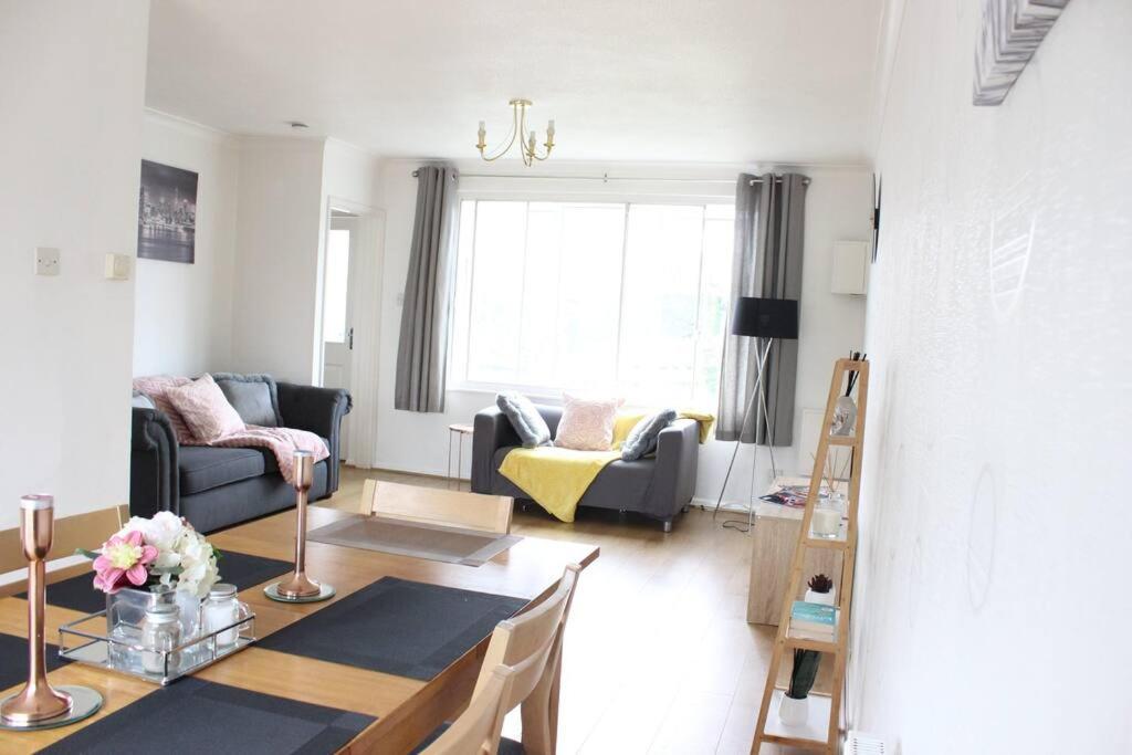 Private & Comfortable 2 Bedroom Home Away From Home Stanwell Kültér fotó