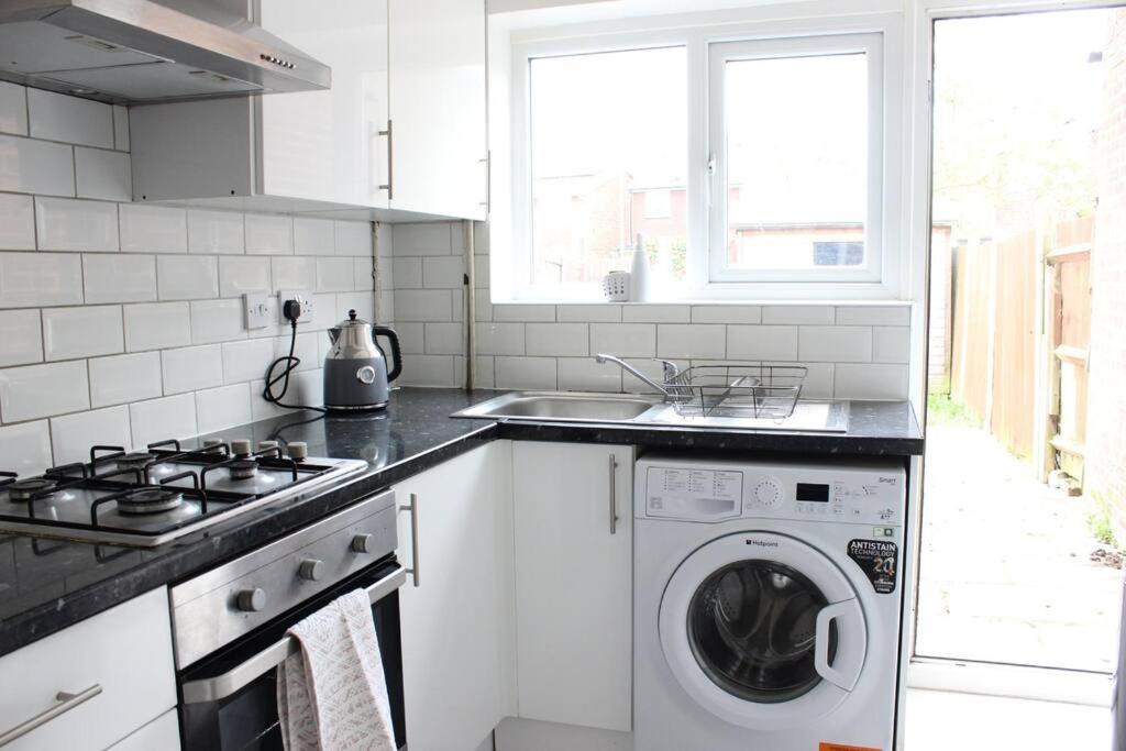 Private & Comfortable 2 Bedroom Home Away From Home Stanwell Kültér fotó